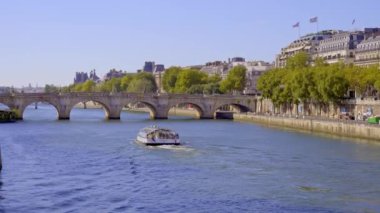 Paris 'teki Pont Neuf üzerinde manzaralı Seine Nehri - PARIS, FRANCE - Eylül 04, 2023