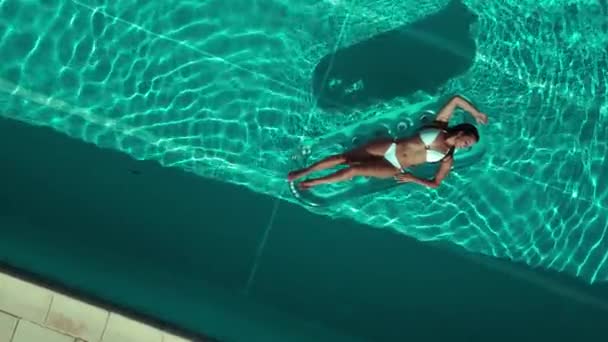 美しい沈没した女性がプールでリラックス 空中ビューの上部 — ストック動画