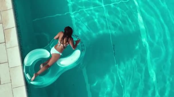 Schöne Sonnengebräunte Frau Entspannt Sich Einem Pool Von Oben Nach — Stockvideo