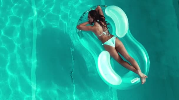 Krásná Sluncem Políbená Žena Relaxující Bazénu Shora Dolů Letecký Pohled — Stock video