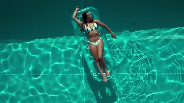 Mooie Zonovergoten Vrouw Ontspannen Een Zwembad Top Uitzicht Vanuit Lucht — Stockvideo