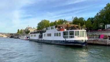 Paris, Seine nehri üzerinde tekne gezisi - PARIS, FRANCE - Eylül 05, 2023
