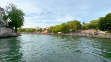 Paris 'teki Güzel Nehir Seine - PARIS, FRANCE - Eylül 05, 2023