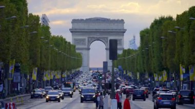 Paris 'teki ünlü Champs-Elysee Bulvarı Zafer Kemeri - PARIS, FRANCE - SEPTEMBER 04, 2023