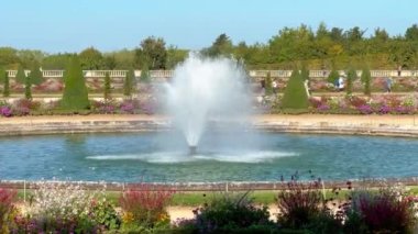 Paris 'teki Versailles Şatosu' ndaki güzel bahçeler PARIS, FRANCE 05 Eylül 2023