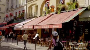 Paris Saint Germain 'deki küçük sokak kafeleri ve restoranlar - PARIS, FRANCE - 4 Eylül 2023