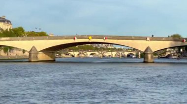 Paris 'teki Seine Nehri üzerindeki köprüler - PARIS, FRANCE - Eylül 05, 2023