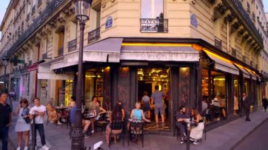 Paris 'teki popüler sokak kafeleri - PARIS, FRANCE - 4 Eylül 2023