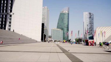 Paris 'teki Modern La Savunma Meydanı - PARIS, FRANCE - 4 Eylül 2023