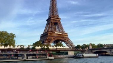 Paris 'teki Eyfel Kulesi - Seine Nehri manzaralı - PARIS, FRANCE - EPTEMBER 05, 2023