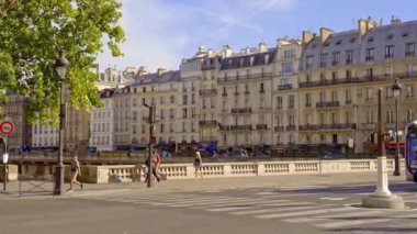 Bir yaz günü Paris, Seine 'in nehir kenarı - PARIS, FRANCE - 4 Eylül 2023