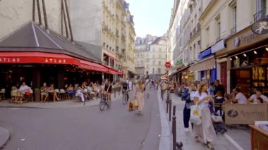 Paris Saint Germain 'deki küçük sokak kafeleri ve restoranlar - PARIS, FRANCE - 4 Eylül 2023
