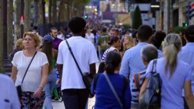 Paris 'teki Champs-Elysee Bulvarı' nda yürüyen büyük bir kalabalık. - Ağır çekim - PARIS, FRANCE - SEPTEMBER 04, 2023