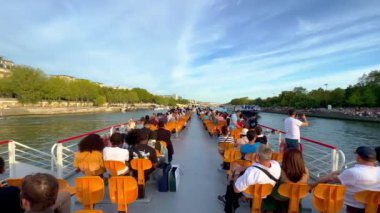 Paris, Seine nehri üzerinde tekne gezisi - PARIS, FRANCE - Eylül 05, 2023