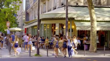 Sokak kafeleri ve küçük restoranları olan Paris St Germain Bölgesi - PARIS, FRANCE - 4 Eylül 2023