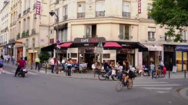 Paris Saint Germain 'deki küçük sokak kafeleri ve restoranlar - PARIS, FRANCE - 4 Eylül 2023