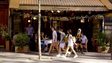 Sokak kafeleri ve küçük restoranları olan Paris St Germain Bölgesi - PARIS, FRANCE - 4 Eylül 2023