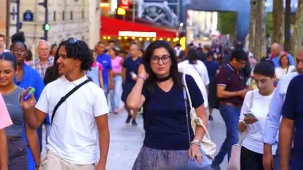 Άνθρωποι Περπατούν Στη Λεωφόρο Champs Elysee Στο Παρίσι Αργή Βολή — Αρχείο Βίντεο
