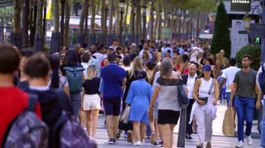 Paris 'teki Champs-Elysee Bulvarı' nda yürüyen büyük bir kalabalık. - Ağır çekim - PARIS, FRANCE - SEPTEMBER 04, 2023