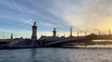 Paris 'teki en güzel köprü - Alexandre III Köprüsü - PARIS, FRANCE - 05 Eylül 2023