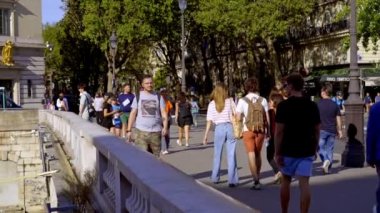Güneşli bir günde Paris sokaklarında yürümek - PARIS, FRANCE - 4 Eylül 2023