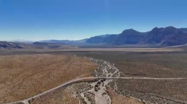 Nevada Çölü üzerinde uçuş ve muhteşem manzarası ve kanyonları - hava fotoğrafçılığı