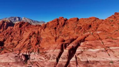 Nevada Çölü üzerinde uçuş ve muhteşem manzarası ve kanyonları - hava fotoğrafçılığı