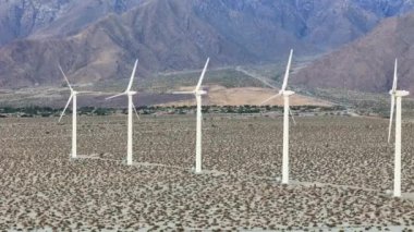 Palm Springs 'teki Windmill Parkı hava görüntüsü - hava fotoğrafçılığı