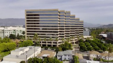 Batı Teknolojisi Dev binaları Burbank hava manzaralı - Los Angeles Drone görüntüleri - LOS ANGELES, ABD - 5 Kasım 2023