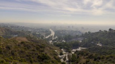 Los Angeles ve Hollywood Bowl üzerinde Mulholland Drive 'dan Los Angeles İHA görüntüsü.