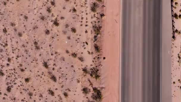 Μοναχικός Δρόμος Μέσα Από Την Έρημο Πάνω Από Την Εναέρια — Αρχείο Βίντεο