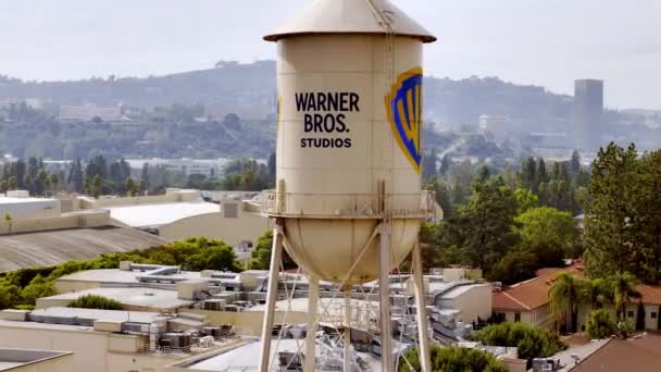 Słynna Wieża Ciśnień Warner Studios Widok Lotu Ptaka Los Angeles — Wideo stockowe