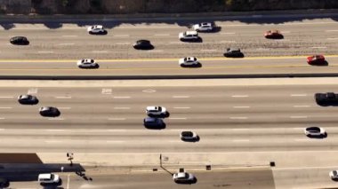 Los Angeles 'ta otoyol trafiği üzerine Top Down Manzarası - Los Angeles Drone görüntüleri - LOS ANGELES, ABD - 5 Kasım 2023
