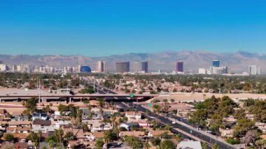 Las Vegas şehri yukarıdan Strip manzaralı - hava fotoğrafçılığı