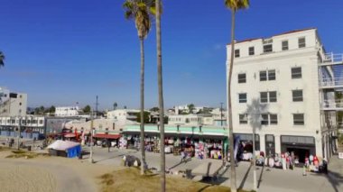 Venedik Plajı California yukarıdan güneşli bir günde Los Angeles İHA görüntüleri LOS ANGELES, ABD - 5 Kasım 2023