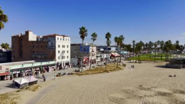 Venedik Plajı California yukarıdan güneşli bir günde Los Angeles İHA görüntüleri LOS ANGELES, ABD - 5 Kasım 2023