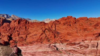 Red Rock Canyon 'daki ünlü kırmızı kayalar ve bej kumtaşları - hava fotoğrafçılığı