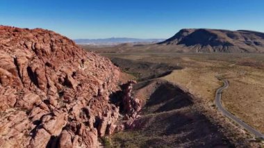 Çölün üzerinden uçuş Nevada ve Arizona 'ya iniyor - yukarıdan görüş - hava fotoğrafçılığı