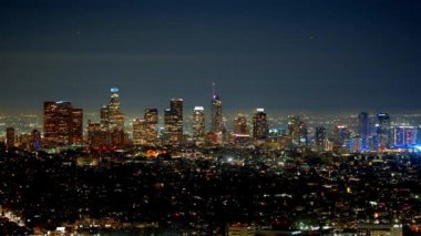 Geceleri Los Angeles City ışıkları - Griffith Park 'taki gözlemevinden manzara - seyahat fotoğrafçılığı