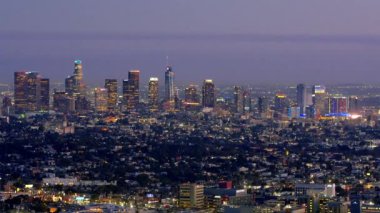 Geceleri Los Angeles şehir merkezi - etkileyici manzara - Los Angeles şehir ışıkları - seyahat fotoğrafçılığı