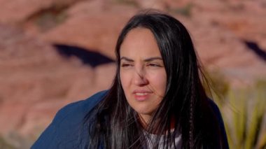 Nevada çölünde genç bir Amerikan yerlisi. Seyahat fotoğrafçısı.
