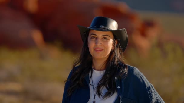 Junge Frau Mit Cowboyhut Geht Bei Sonnenuntergang Durch Die Wüste — Stockvideo