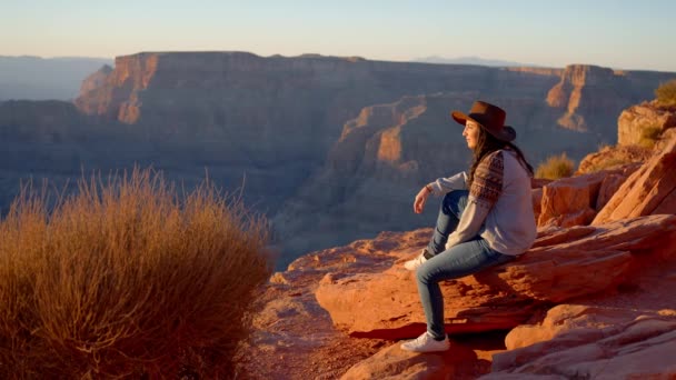 Mladá Domorodá Američanka Kovbojském Klobouku Stojící Úžasného Grand Canyonu Cestovní — Stock video