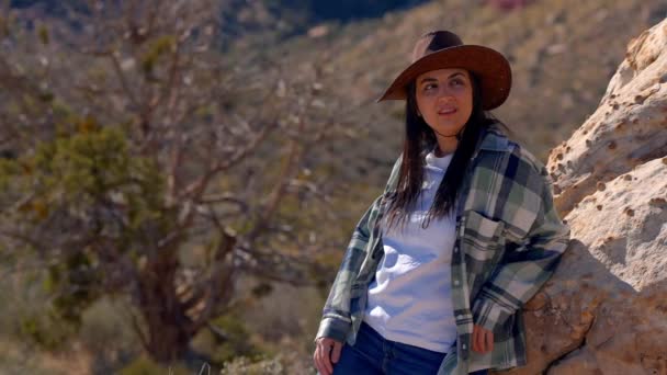 ネバダ州の砂漠の渓谷で静けさを楽しむ西洋の衣装の若い女性 旅行写真 — ストック動画