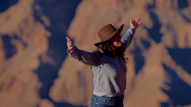 Mladá Žena Dojata Ohromena Fascinací Grand Canyonu Pocitem Nekonečné Svobody — Stock video