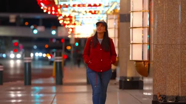 Молодая Женщина Идущая Через Центр Лас Вегаса Фотографии Путешествий — стоковое видео