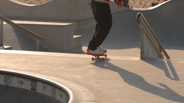 베니스 오션프론트의 유명한 스케이트장 로스앤젤레스 2023년 11월 — 비디오