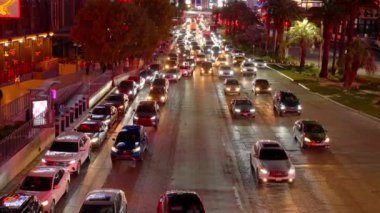 Las Vegas 'ın neon ışıkları kalabalıklaşan Fremont caddesini aydınlatırken, arabalar ve araçlar kaotik bir trafik sıkışıklığında yer ararken, sokakları vuran yağmurun sesi çılgınlığa katkı sağlıyor.