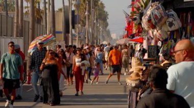 Venice Beach 'te Popüler Okyanus Yürüyüşü - LOS ANGELES, ABD - 5 Kasım 2023