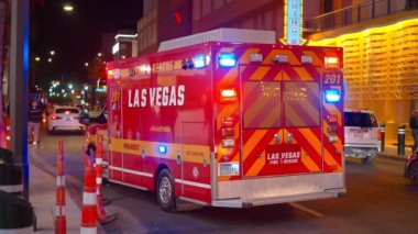 Las Vegas şehir merkezinde operasyon halindeki ambulanslar - LAS VEGAS, ABD - 31 Ekim 2023